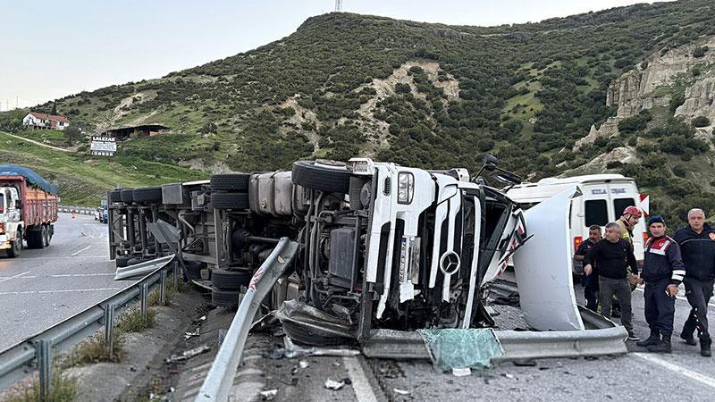 Güvercinlik Rampaları’nda Kaza: TIR Bariyerlere Çarpıp Devrildi