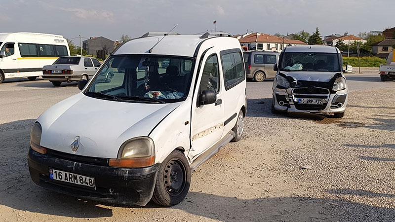 BURSA İNEGÖL’DE HAFİF TİCARİ ARAÇLAR ÇARPIŞTI: 3 YARALI