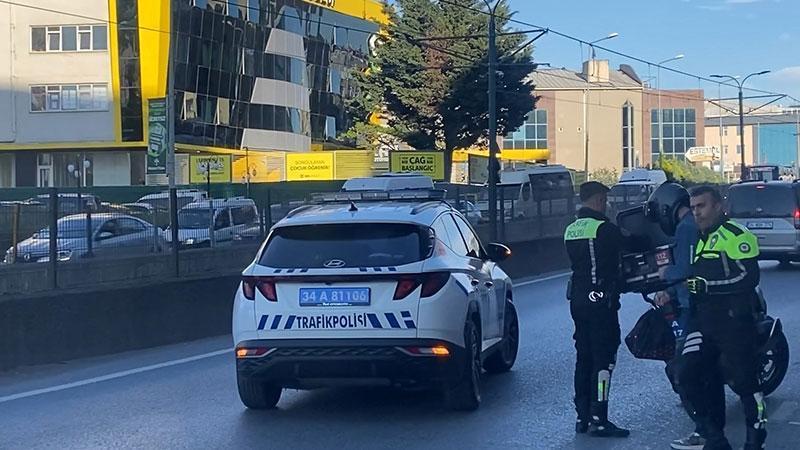 BAYRAMPAŞA’DA FACİADAN DÖNÜLDÜ: TRAMVAYIN ALTINDA KALAN MOTOSİKLETLİ KURTARILDI