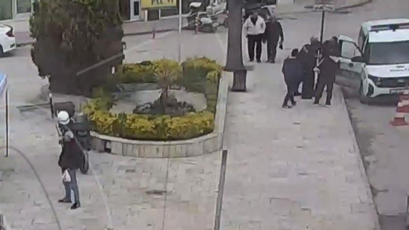 Polis ekipleri boğulma tehlikesi geçiren genci Heimlich manevrasıyla kurtardı