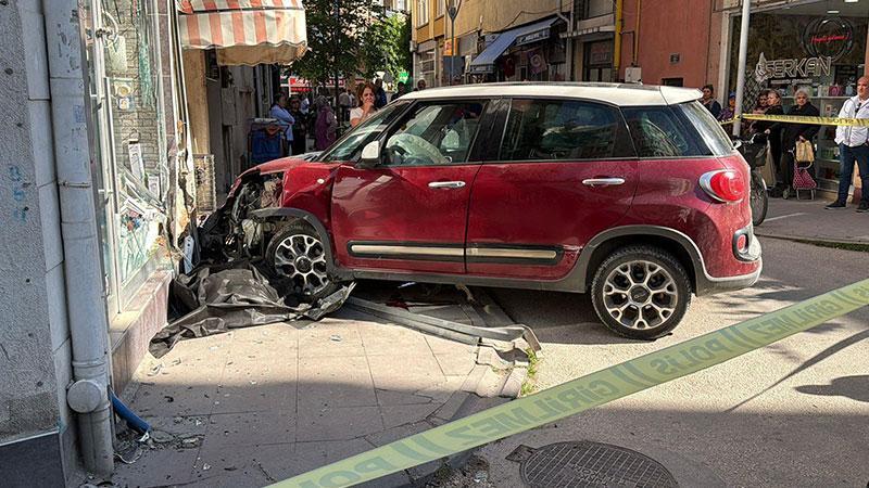 ESKİŞEHİR’DE KORKUNÇ KAZA: KONTROLDEN ÇIKAN ARAÇ YAYAYI DUVARA SIKIŞTIRDI!