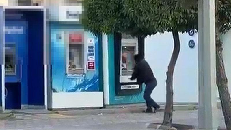 ATM’YE TAŞLI SALDIRI: PARÇALADI, TAŞI YERİNE KOYUP GİTTİ!