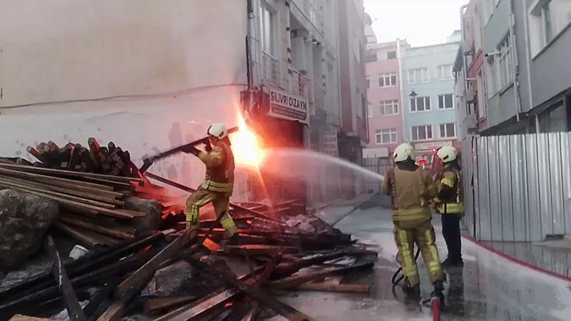 MAHALLEDE PATLAMA SESLERİ: ELEKTRİK PANOSU YANGINI KORKU DOLU ANLAR YAŞATTI!
