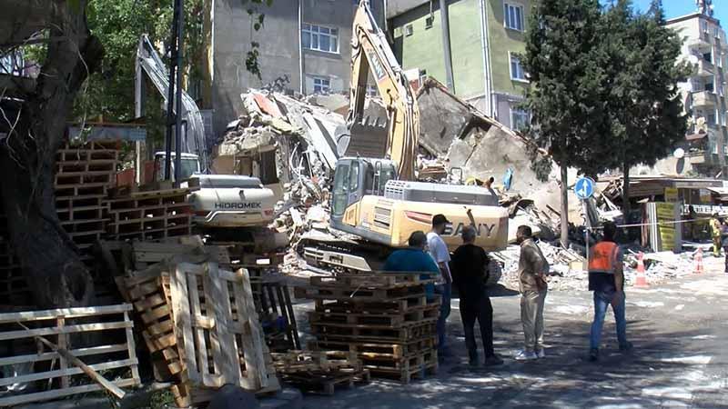Halkalı’da Yıkım Faciası: Bina Kontrolsüz Şekilde Çöktü
