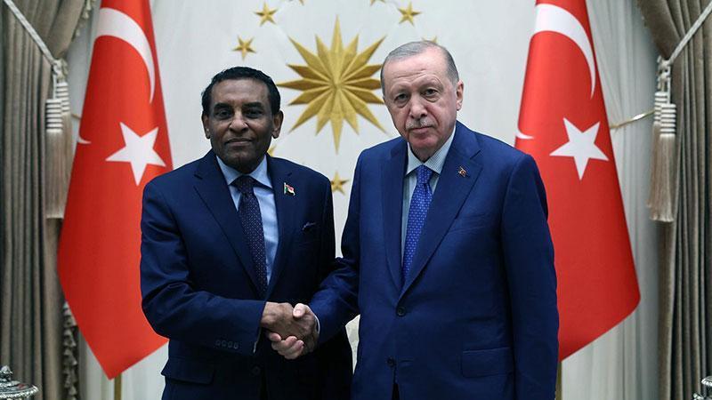CUMHURBAŞKANLIĞI KÜLLİYESİ’NDE KRİTİK ZİRVE: ERDOĞAN, SUDAN BAŞBAKANI İLE GÖRÜŞTÜ