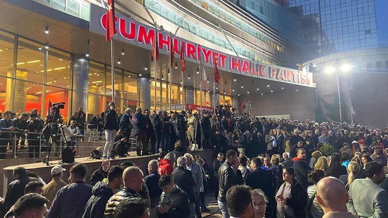 CHP Genel Merkezi’nde “Kurultay” Krizi: Portre İndirildi, Tepkiler Büyüyor