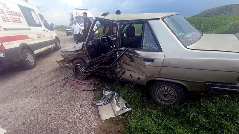 KOZAN’DA İKİ OTOMOBİL ÇARPIŞTI: ARALARINDA 1 YAŞINDAKİ ÇOCUĞUN DA BULUNDUĞU 7 YARALI
