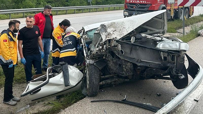 Emniyet Şeridindeki Araca Feci Çarpışma! 5 Kişi Yaralandı