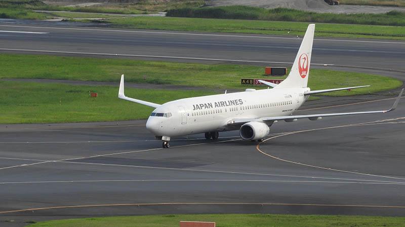 LASTİK PATLADI, UÇAK ACİL İNİŞ YAPTI! JAPONYA’DA HAVACILIK ALARMI