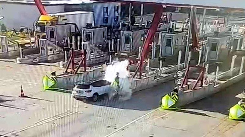 OTOMOBİL GİŞELERDE TAKLA ATTI: EŞİNİN ÖLÜM HABERİYLE YIKILDI