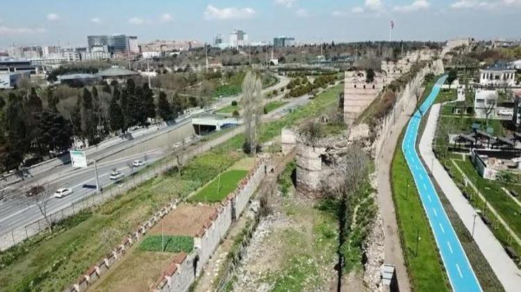 Edirnekapı Surları’nda Şüpheli Hareketler Alarm Verdi: Telefonlarında Dikkat Çeken İçerikler Bulundu