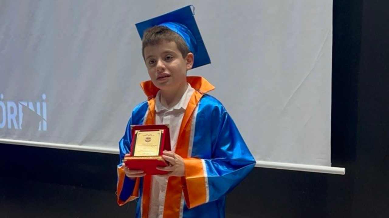 Otizmli Muhammed Eymen Mezuniyet Töreninde Alkış Fırtınası Estirdi