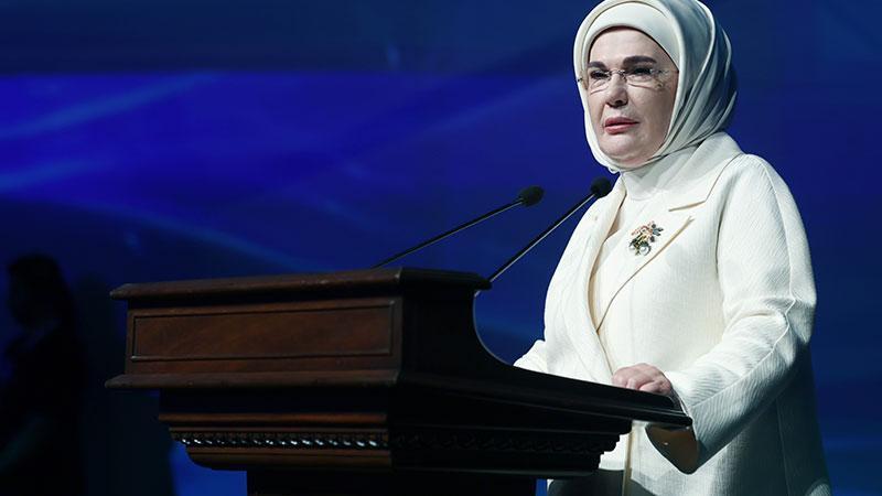 Emine Erdoğan’dan Gıda İsrafı Uyarısı: “Her Yıl 5,8 Trilyon Tabak Yemek Çöpe Gidiyor”