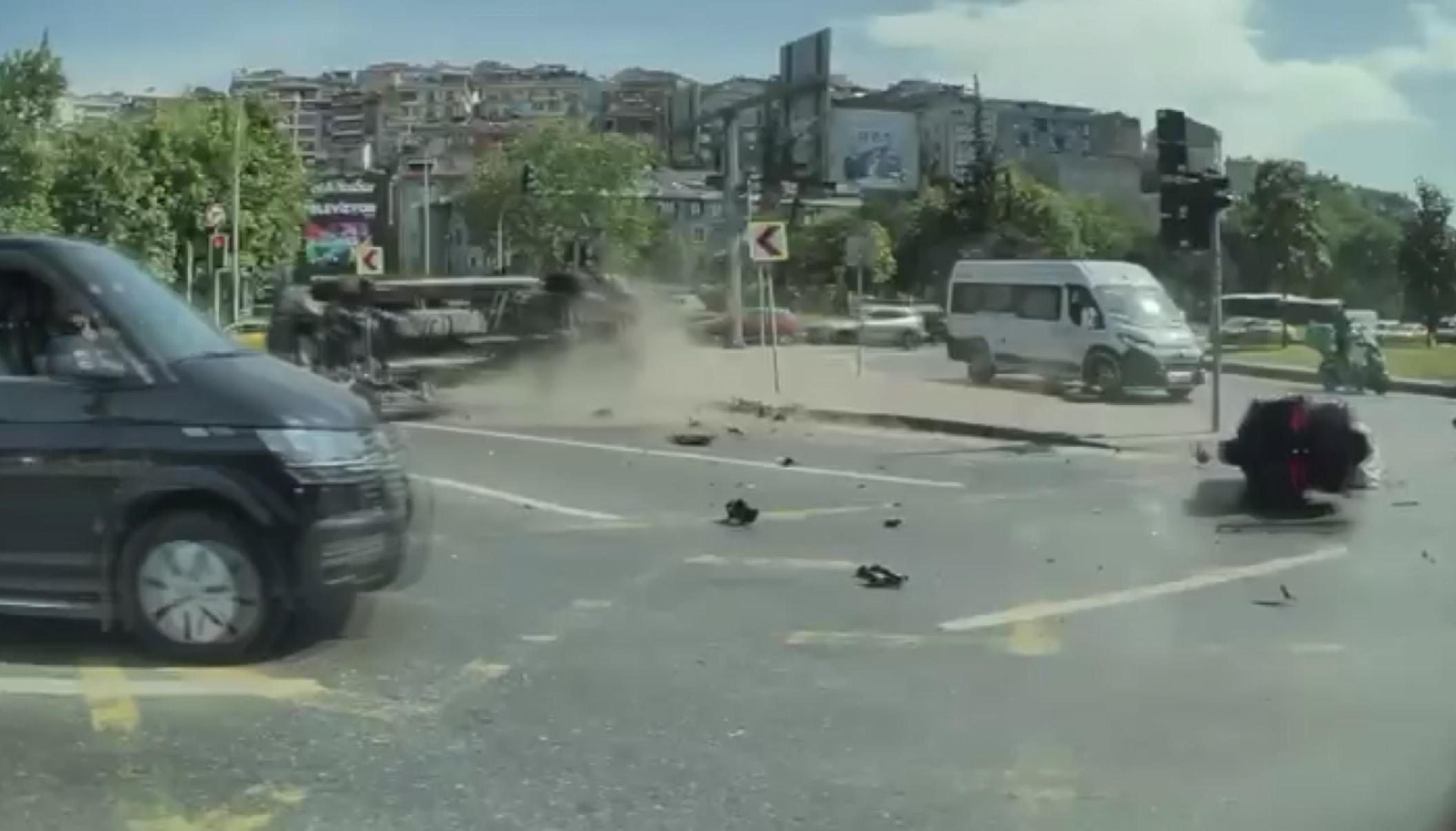 İhbara Giden Ambulans Devrildi: Kaza Kamerada