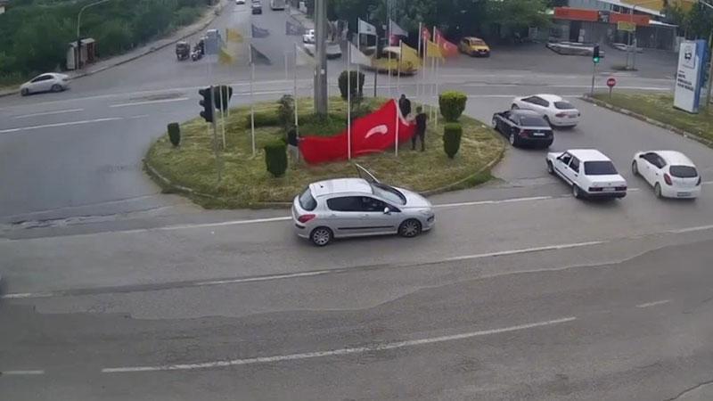 Dörtyol’da örnek davranış: Yere düşen bayrak özenle korunup yeniden göndere çekildi