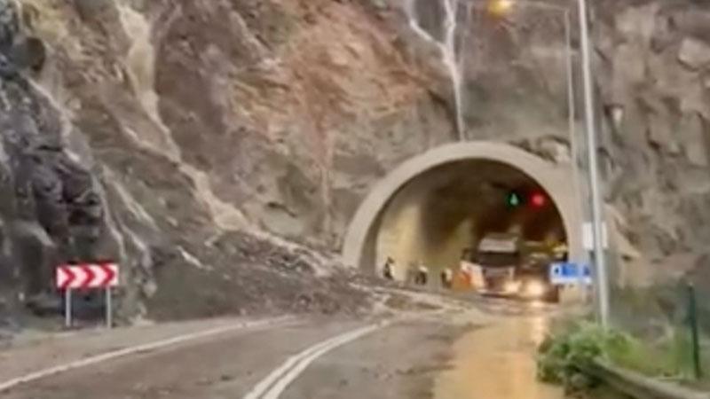 Karayolunda Heyelan Sonrası Ulaşım Kontrollü Olarak Açıldı