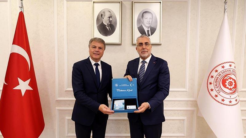 Bakan Işıkhan’dan Renault Türkiye CEO’su Lionel Jaillet’ye Turkuaz Kart Teslimi