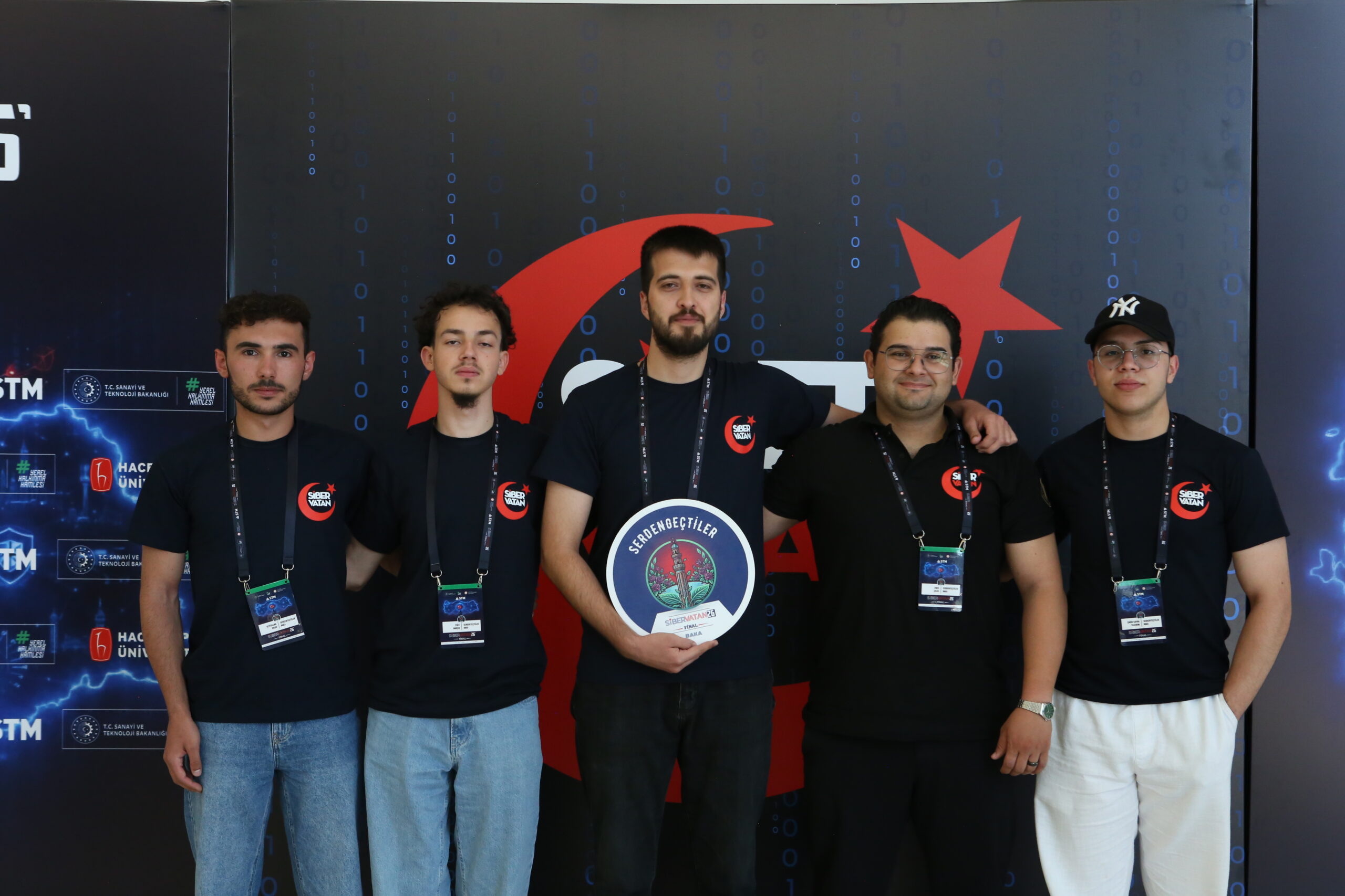 SERDENGEÇTİLER SİBER VATAN’DA TARİHE GEÇTİ: 26 TAKIMLIK DEV FİNALDE ZİRVE ONLARIN