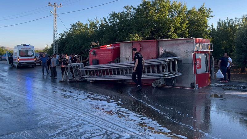 İtfaiye Aracı Yangına Giderken Devrildi! 4 Personel Hastaneye Kaldırıldı