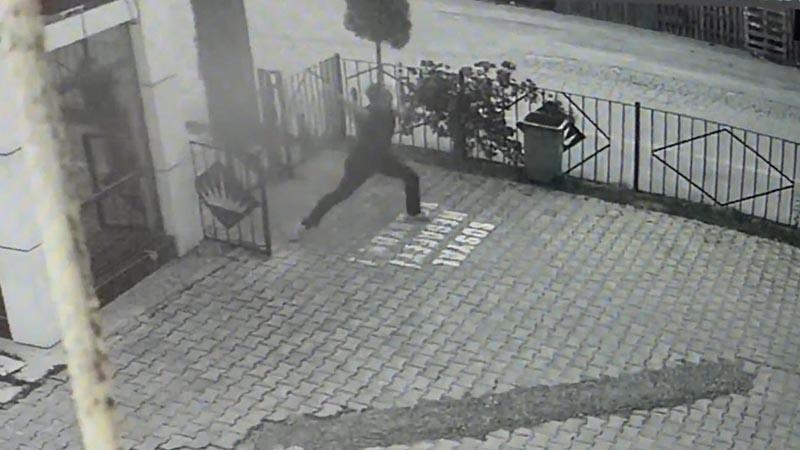 Kütahya’da motosikletli saldırgan dehşeti: Ayağından vurulan iş insanı okul bahçesine sığındı