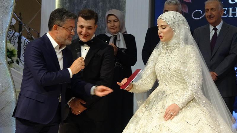 Konya’da Nikah Törenine Katılan Bakan Yumaklı’dan Gençlere Mesaj: “Yuva Kurmayı Ertelemeyin”