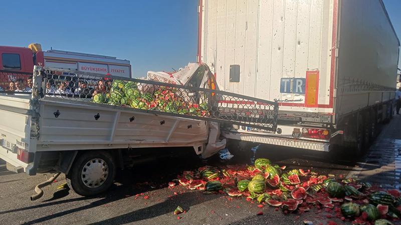 Sebze Yüklü Kamyonet TIR’a Çarptı! 18 Yaşındaki Genç Ağır Yaralandı