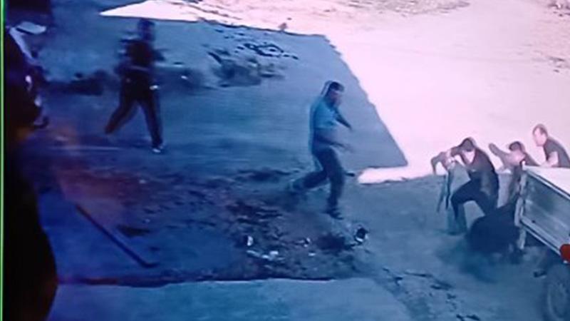 Çöp anlaşmazlığı silahlı saldırıya dönüştü: Güvenlik kamerası dehşet anlarını kaydetti