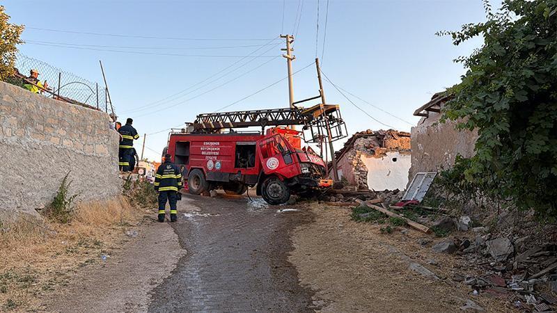 Yangından dönen itfaiye aracı kaza yaptı: 3 personel yaralandı