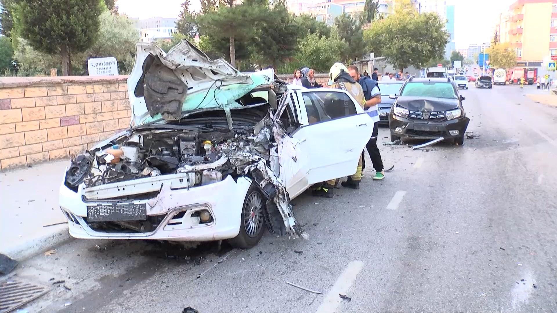 Park halindeki 3 araca çarpan otomobil takla attı: 2 yaralı