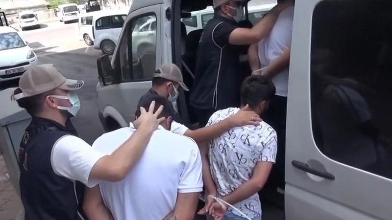 ‘UYUŞTURUCU VE FUHUŞLA MÜCADELE’ İDDİASIYLA KİMLİK KONTROLÜ YAPTILAR: 3 KİŞİ TUTUKLANDI