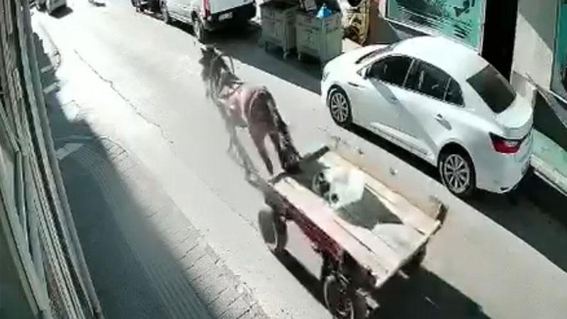 Sürücüsüz At Arabası Park Halindeki Otomobile Çarptı; O Anlar Kamerada