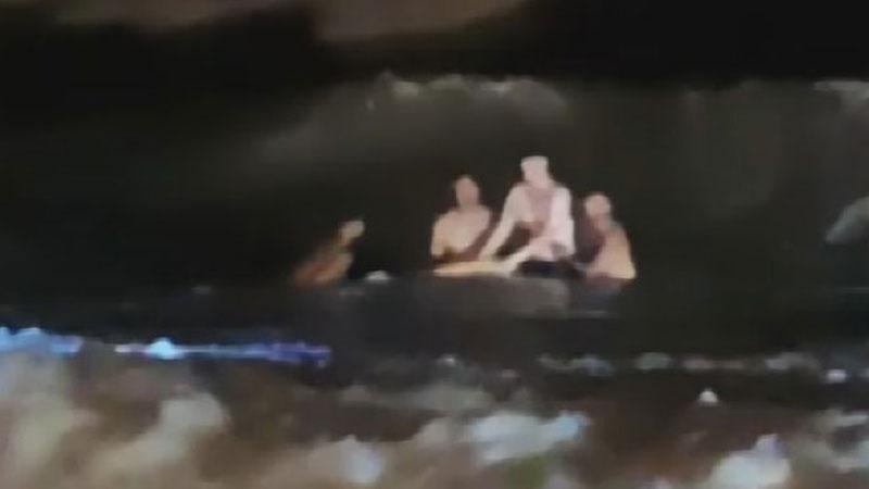 Karaburun Sahili’nde Cankurtaranlar Zamanla Yarıştı