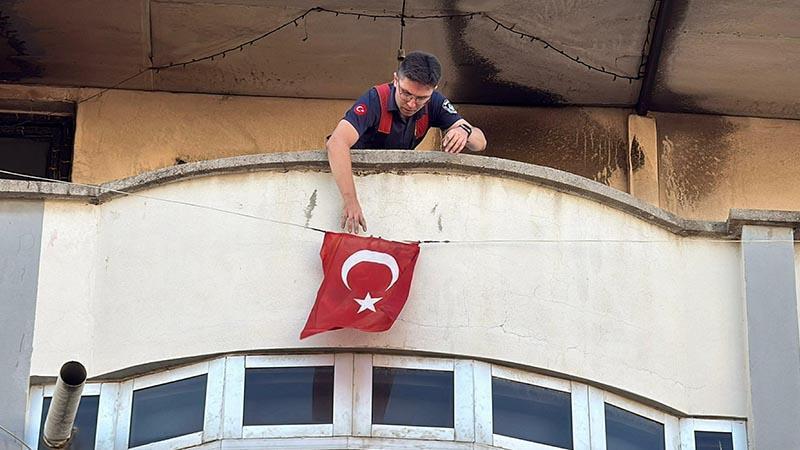 Turgutlu’da çatı yangınında 2 çocuk kurtarıldı; itfaiye eri Türk bayrağını yeniden astı