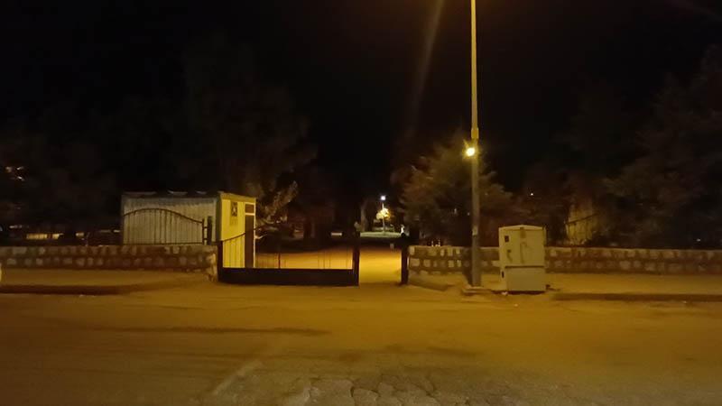 Parkta otururken başına yorgun mermi isabet etti; hayati tehlikesi sürüyor