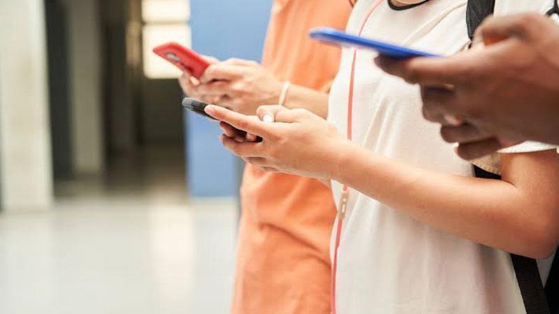 Polonya’dan öğrenciler için yeni dönem: Okullarda telefonlara kısıtlama