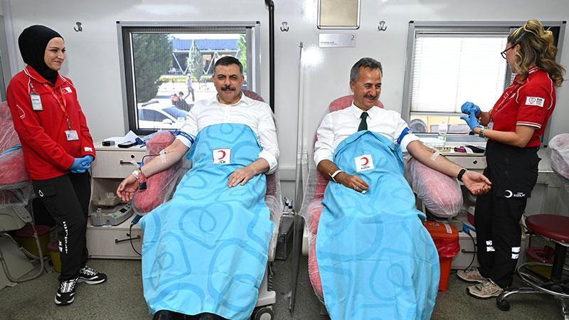 Bakan Çiftçi ve Savunma Sanayii Başkanı Görgün’den Kızılay’a kan bağışı