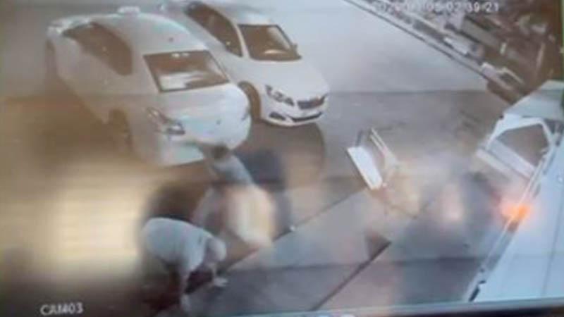 Taksi durağında araç tartışması kavgaya dönüştü: 2 şoför darbedildi