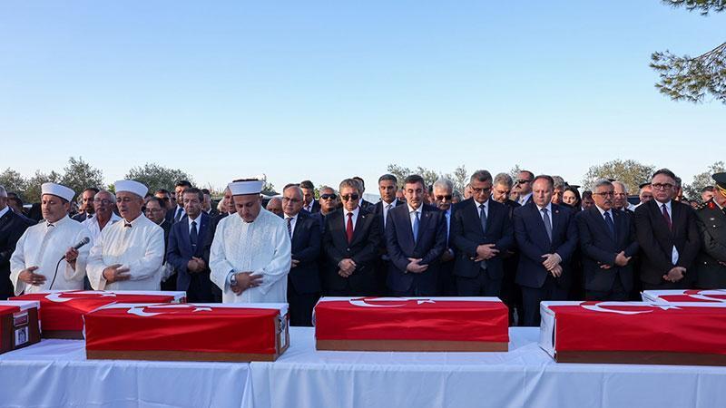 15 Kıbrıs Türkü şehit 52 yıl sonra dualarla toprağa verildi