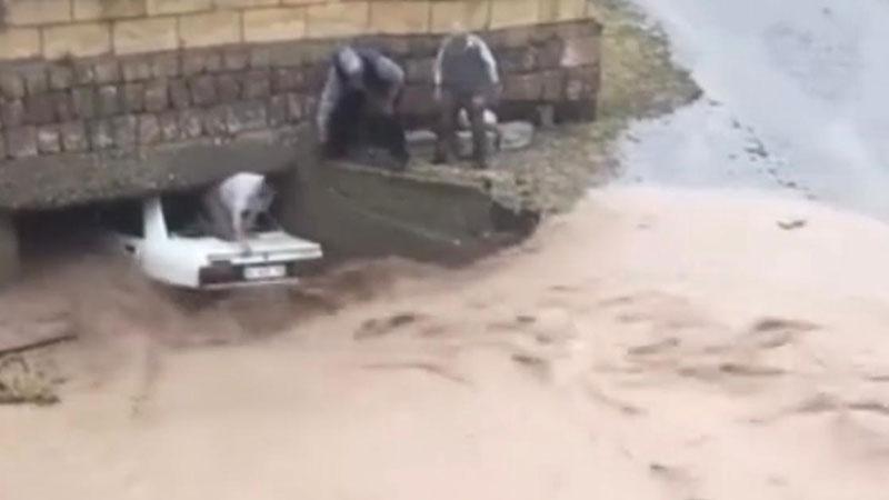 Nevşehir’de sel sularına kapılan otomobildeki 3 kişi son anda kurtarıldı