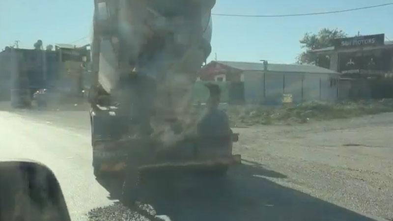 Samandağ’da yola beton döken mikser sanal medyada gündem oldu: 191 bin 867 TL ceza