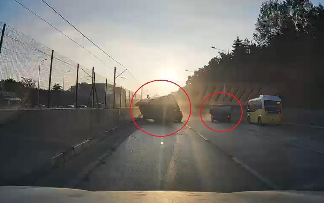 Bursa’da Faciadan Dönüldü! Kamyonetin Çarptığı Araç Otomobilin Üzerine Devrildi