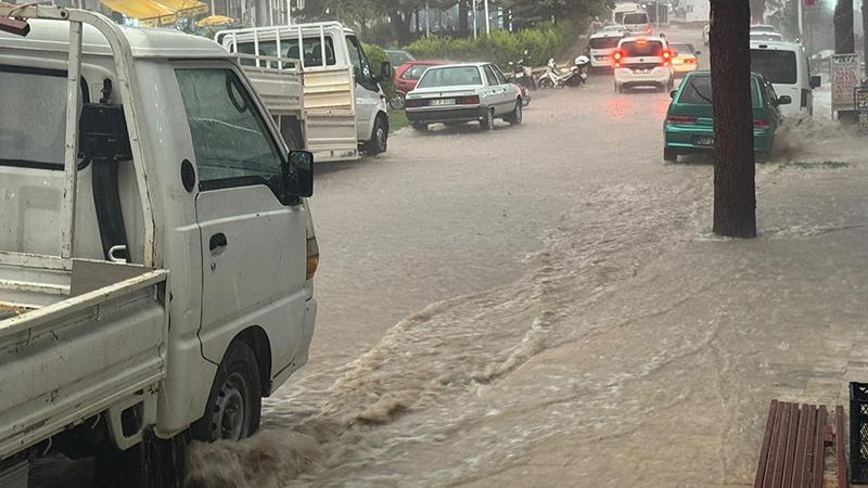 Antalya’da sağanak yağış taşkına yol açtı