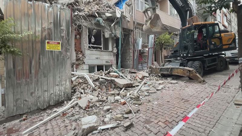 Beşiktaş’ta bina yıkımı sırasında hasar gören apartman tahliye edildi