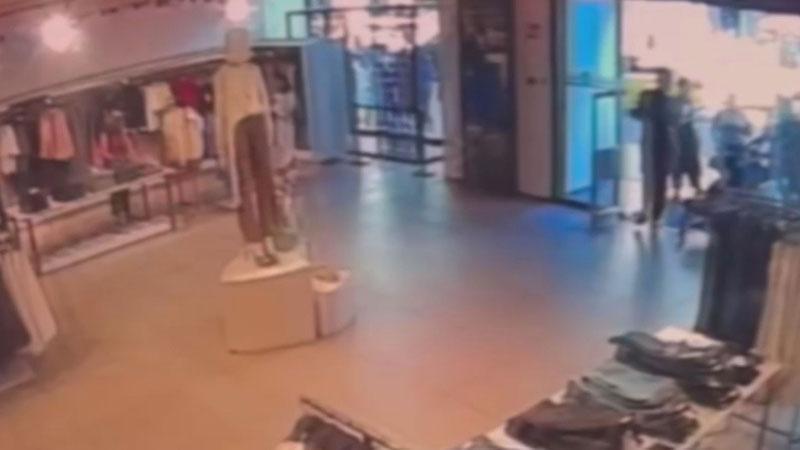 Nişantaşı’nda mağazadan ürünleri ödemeden çıkan ressam kamerada