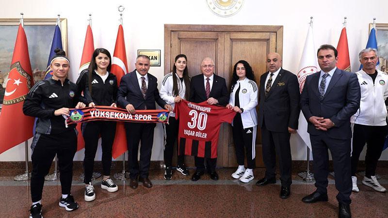 Yaşar Güler, Yüksekova Spor Kadın Futbol Takımı’nı ağırladı
