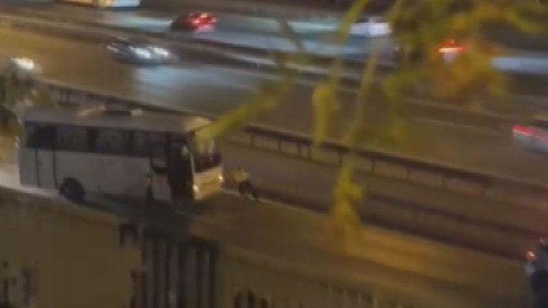 Sultangazi’de arızalanan midibüsü yol kenarına iten kadın polis kamerada