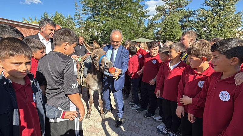 Çocukluk hayalini gerçeğe dönüştürdü: Eşeğiyle köy köy kitap dağıtıyor