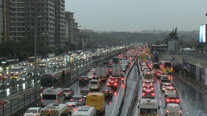 Yağış İstanbul trafiğini vurdu: Yoğunluk yüzde 85’e çıktı