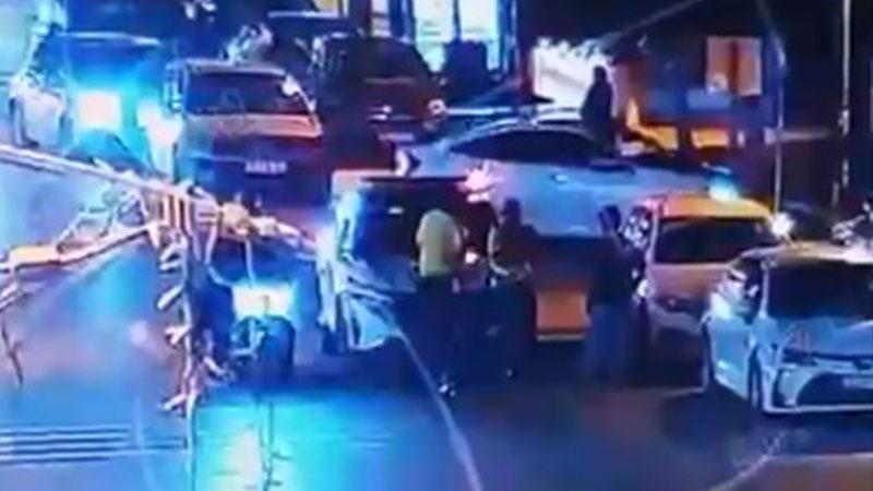Motosikletli sürücü boğulma tehlikesi geçirdi: Polis memuru Heimlich manevrasıyla kurtardı