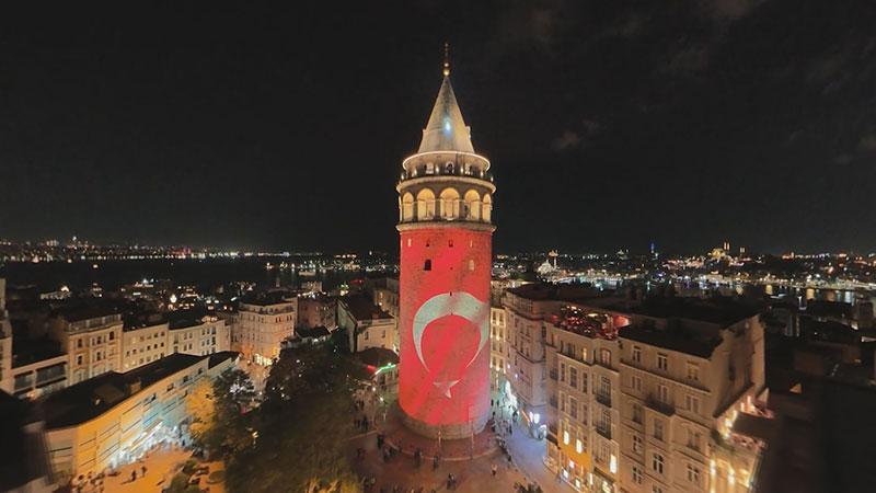 İstanbul’un kurtuluş yıl dönümünde Galata Kulesi’ne Türk bayrağı yansıtıldı